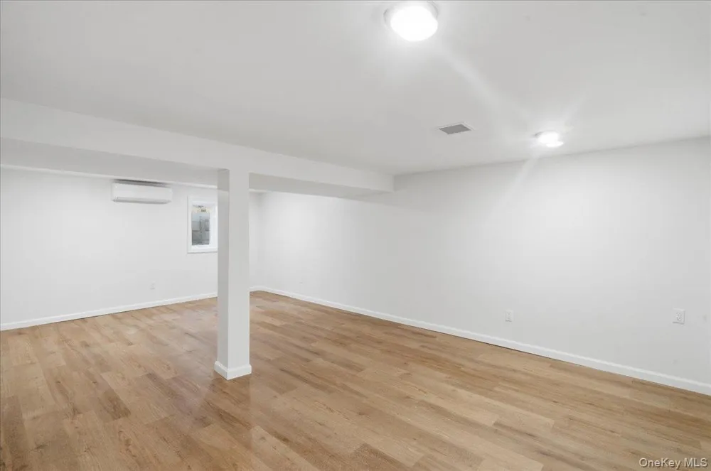 25 Lois Lane Farmingdale, NY 11735