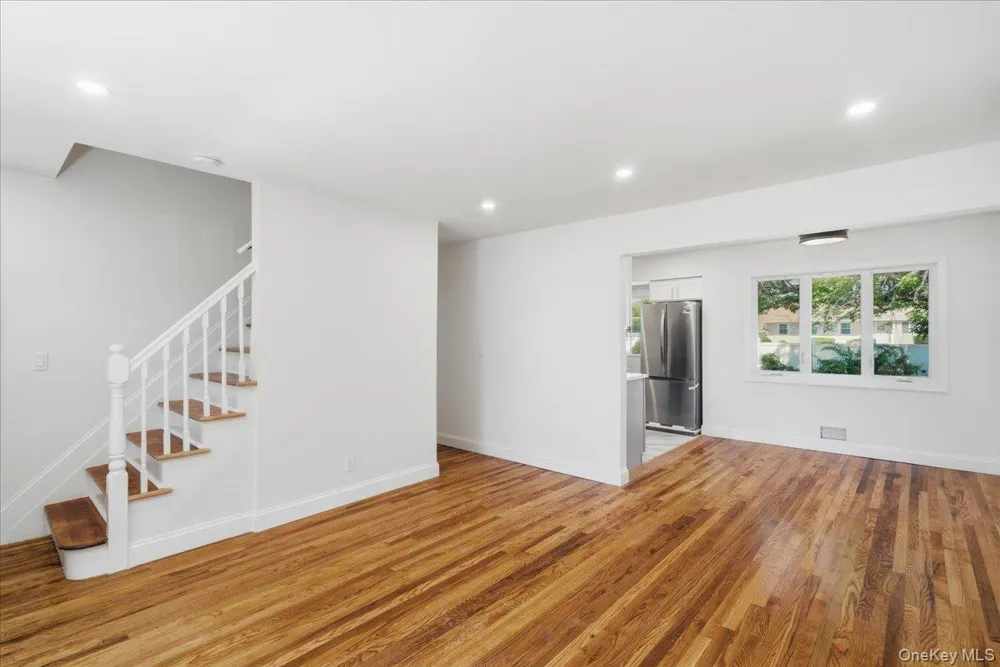 25 Lois Lane Farmingdale, NY 11735