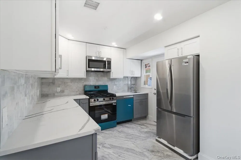 25 Lois Lane Farmingdale, NY 11735