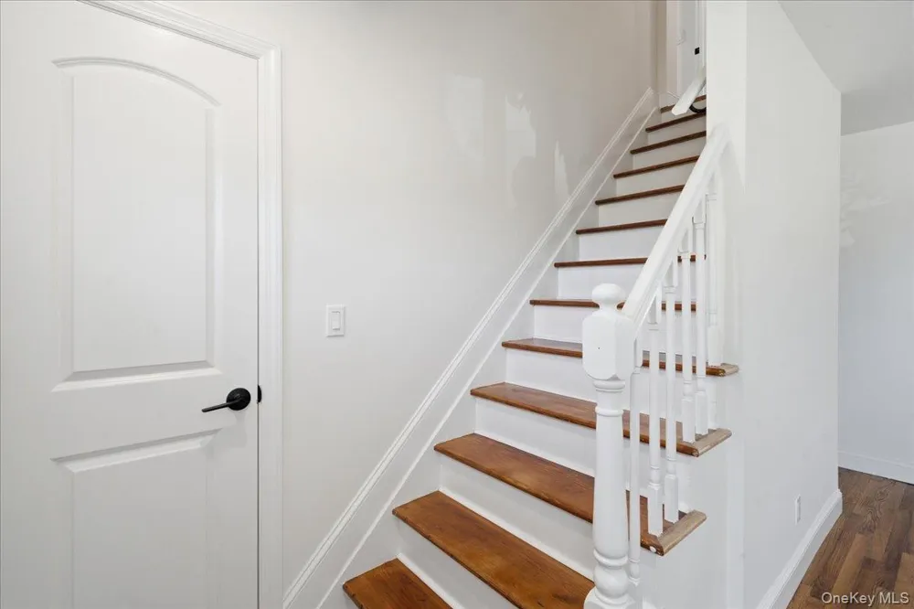 25 Lois Lane Farmingdale, NY 11735
