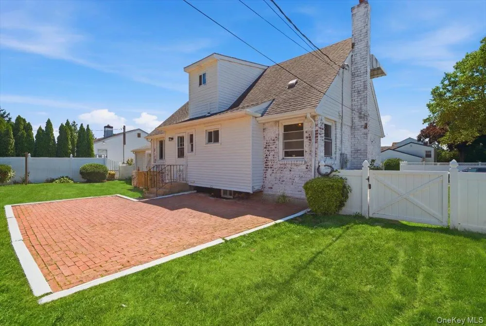 25 Lois Lane Farmingdale, NY 11735