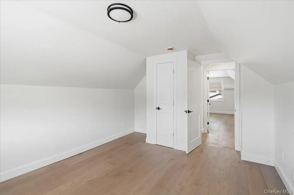 25 Lois Lane Farmingdale, NY 11735