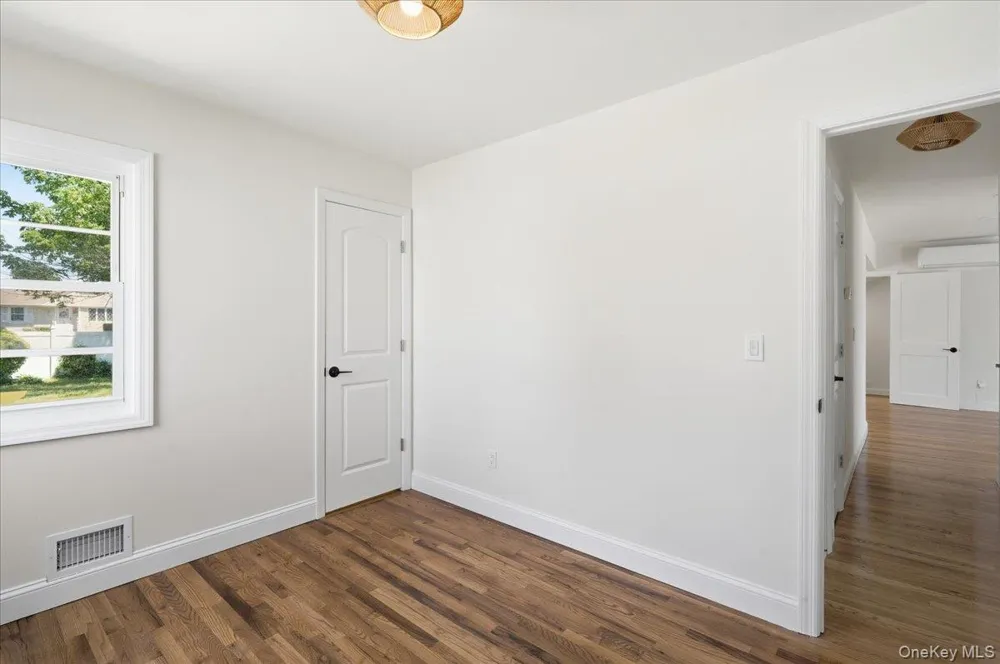 25 Lois Lane Farmingdale, NY 11735