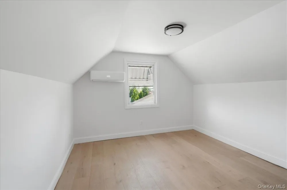25 Lois Lane Farmingdale, NY 11735