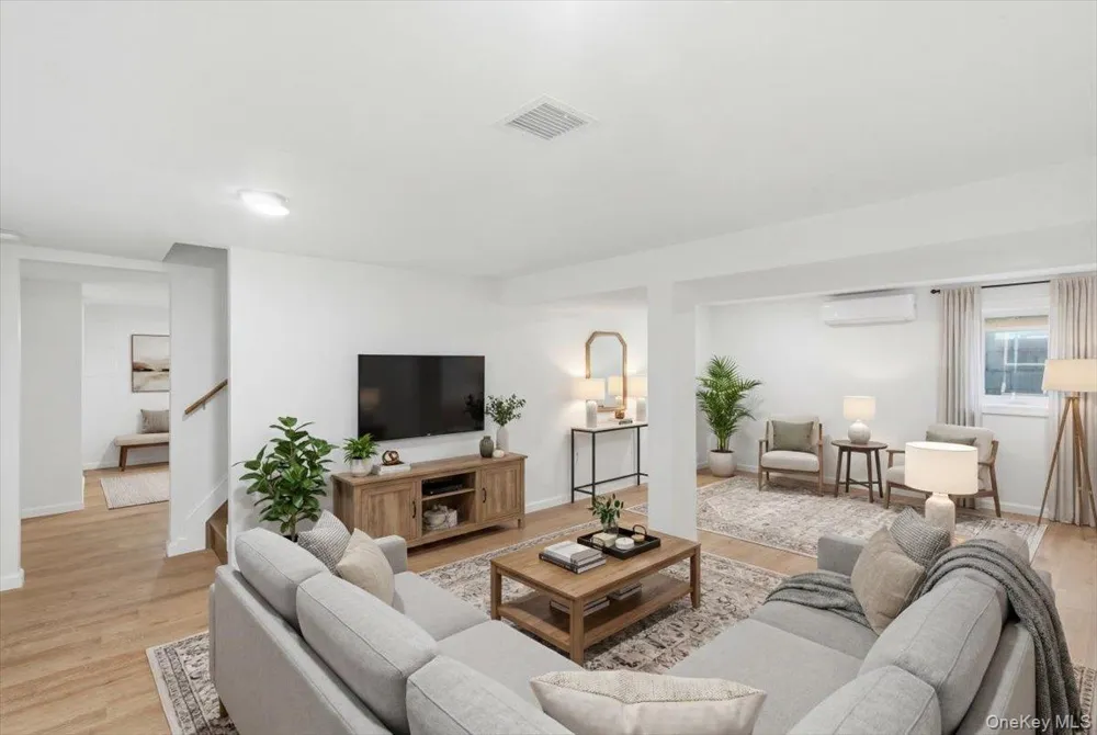 25 Lois Lane Farmingdale, NY 11735