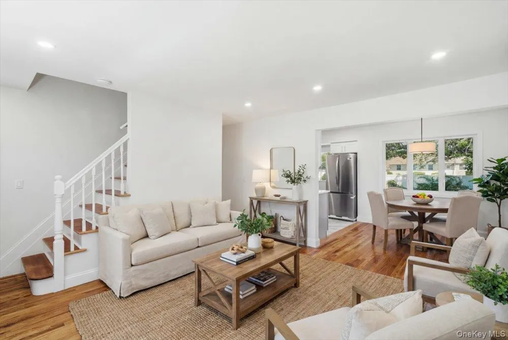 25 Lois Lane Farmingdale, NY 11735