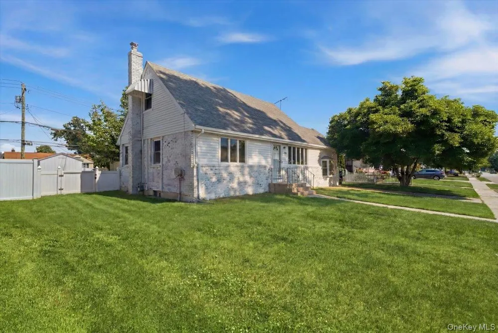 25 Lois Lane Farmingdale, NY 11735