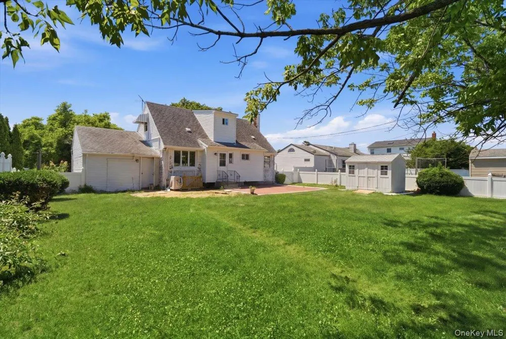 25 Lois Lane Farmingdale, NY 11735