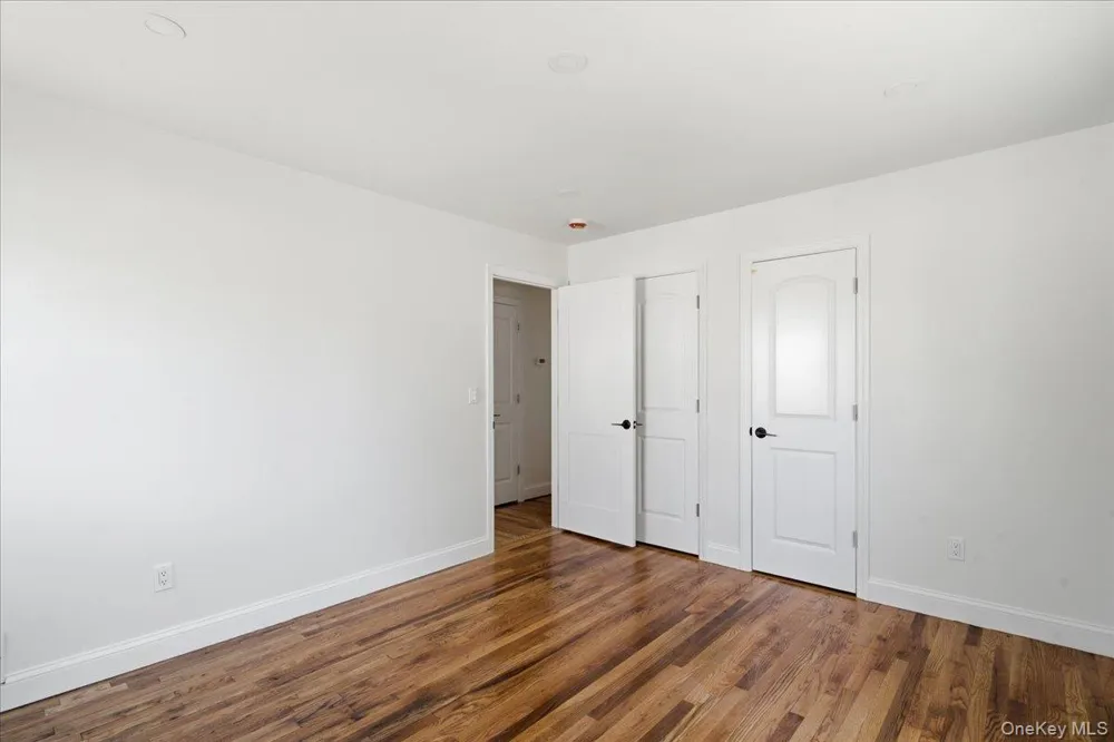 25 Lois Lane Farmingdale, NY 11735