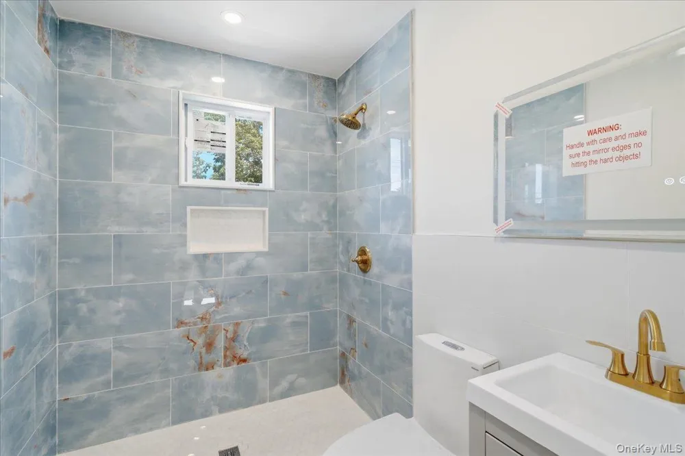 25 Lois Lane Farmingdale, NY 11735