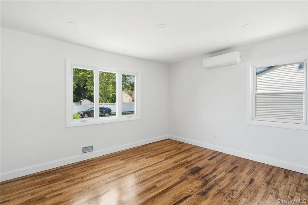 25 Lois Lane Farmingdale, NY 11735