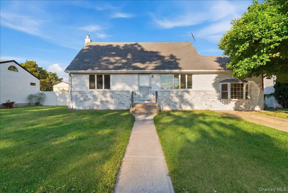 25 Lois Lane Farmingdale, NY 11735