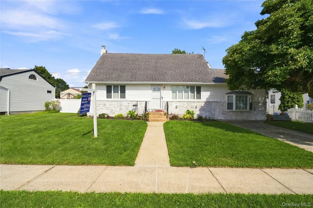 25 Lois Lane Farmingdale, NY 11735