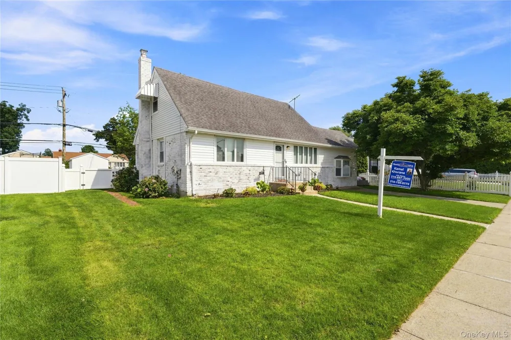 25 Lois Lane Farmingdale, NY 11735