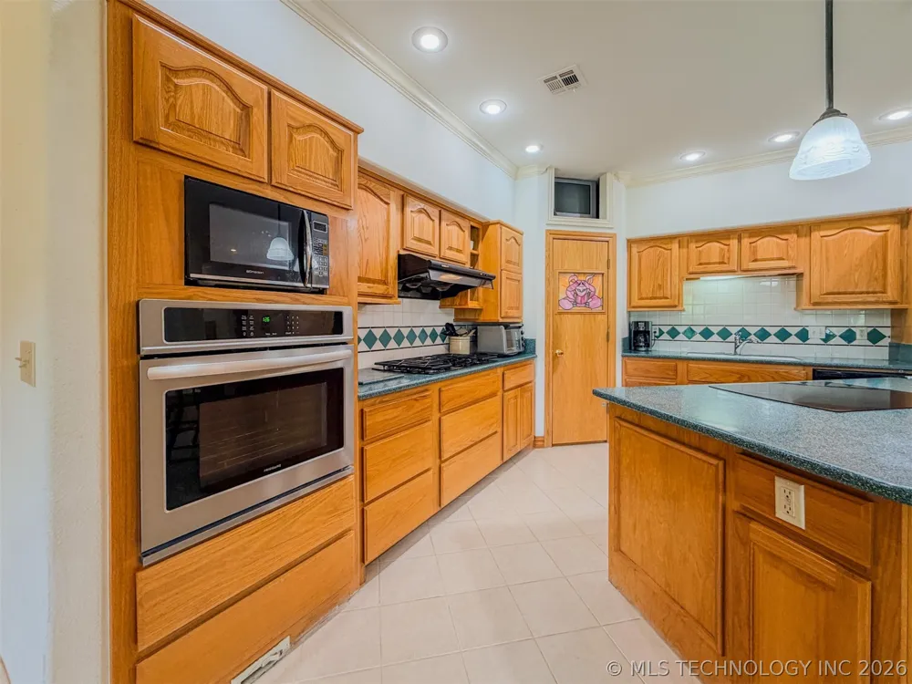 15224 W Jones Road Tahlequah, OK 74464