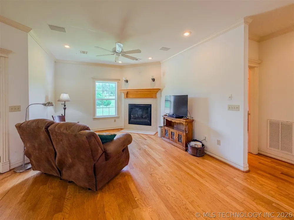 15224 W Jones Road Tahlequah, OK 74464