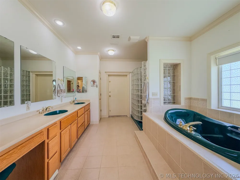 15224 W Jones Road Tahlequah, OK 74464