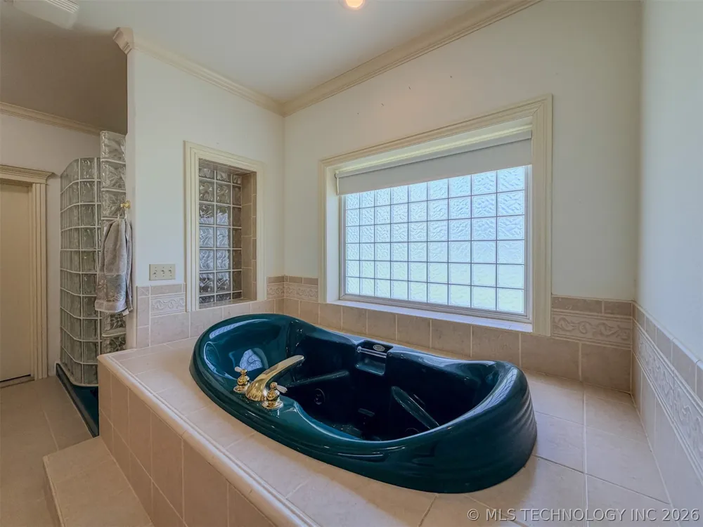 15224 W Jones Road Tahlequah, OK 74464