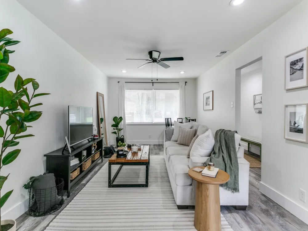 708 Oakwood Drive Euless, TX 76040
