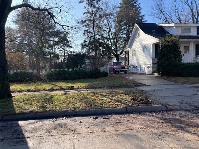 8442 Central Street Center Line City, MI 48015
