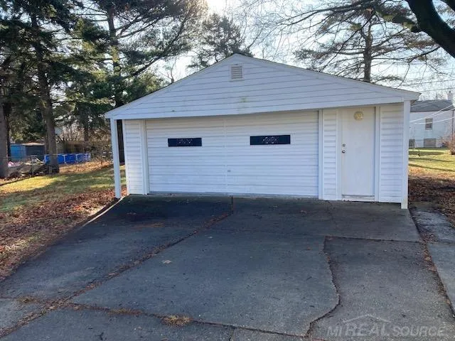 8442 Central Street Center Line City, MI 48015