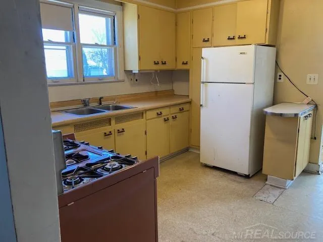 8442 Central Street Center Line City, MI 48015