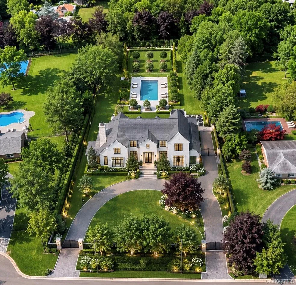 9 Terrace Court Old Westbury, NY 11568
