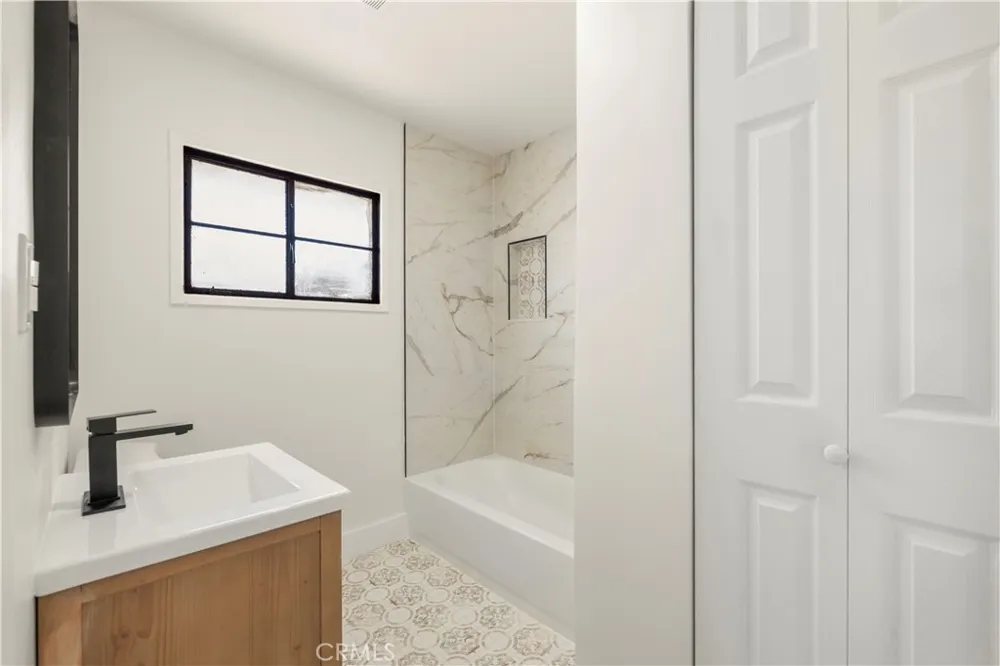 4072 Hillcrest Drive #C Los Angeles, CA 90008