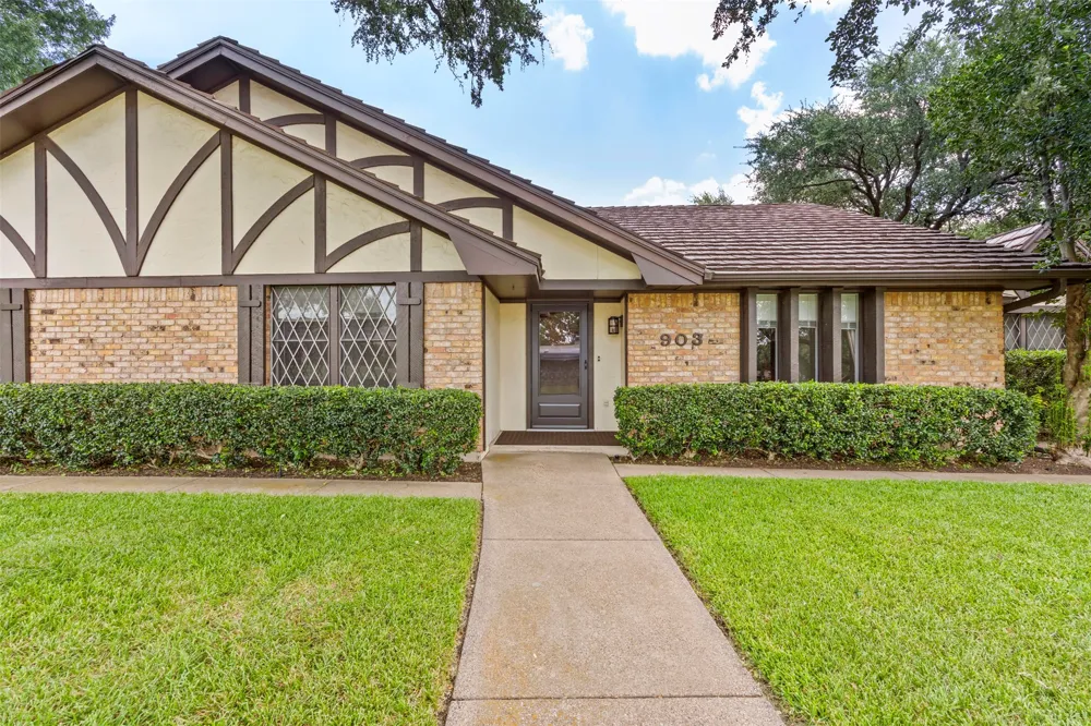 903 Green Rock Drive Duncanville, TX 75137