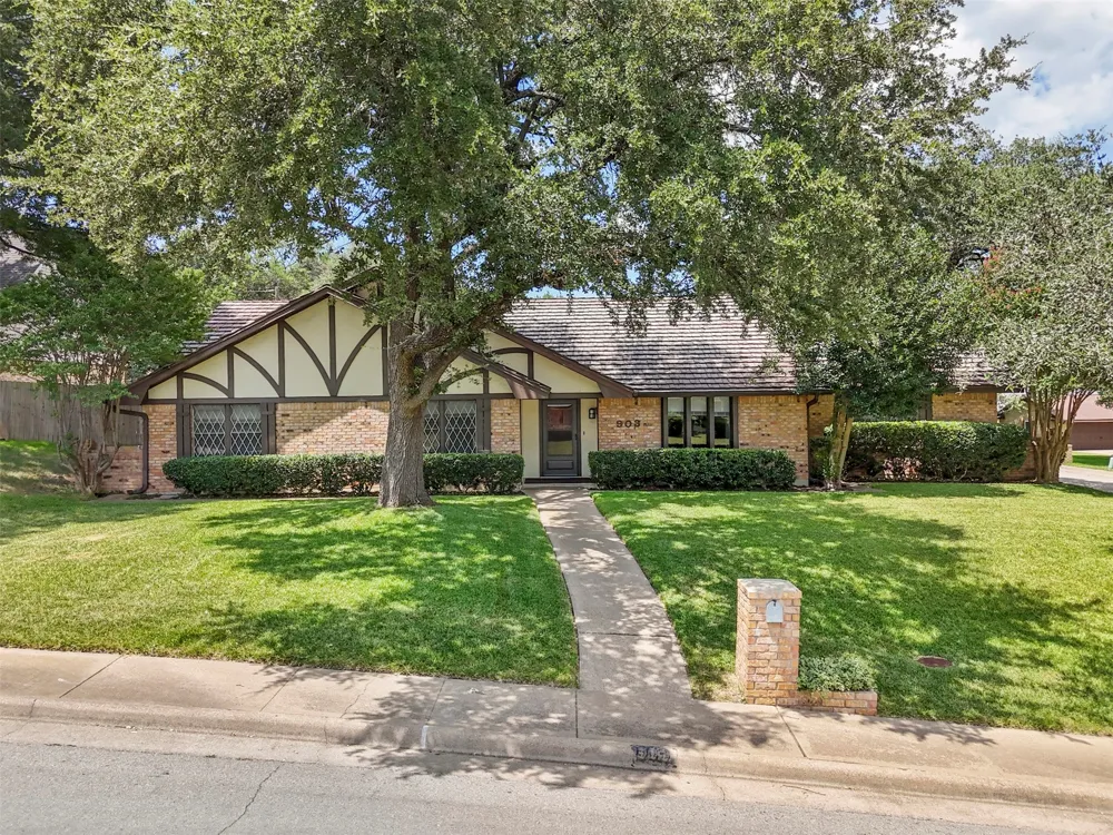 903 Green Rock Drive Duncanville, TX 75137