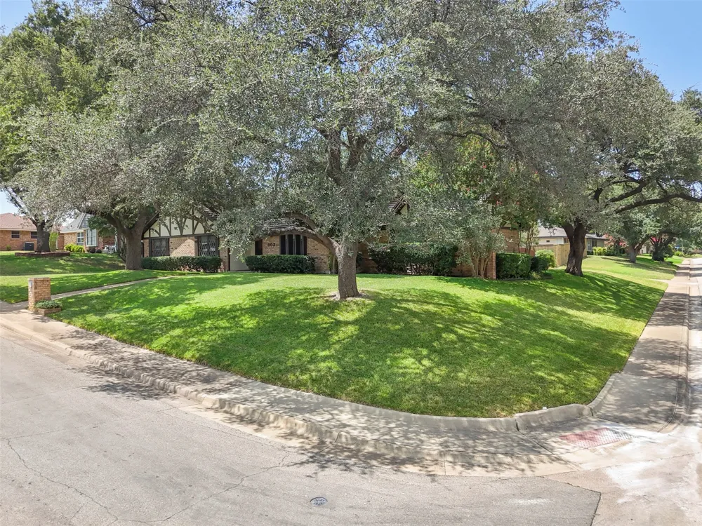 903 Green Rock Drive Duncanville, TX 75137