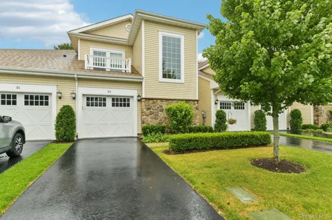 33 Greentree Court