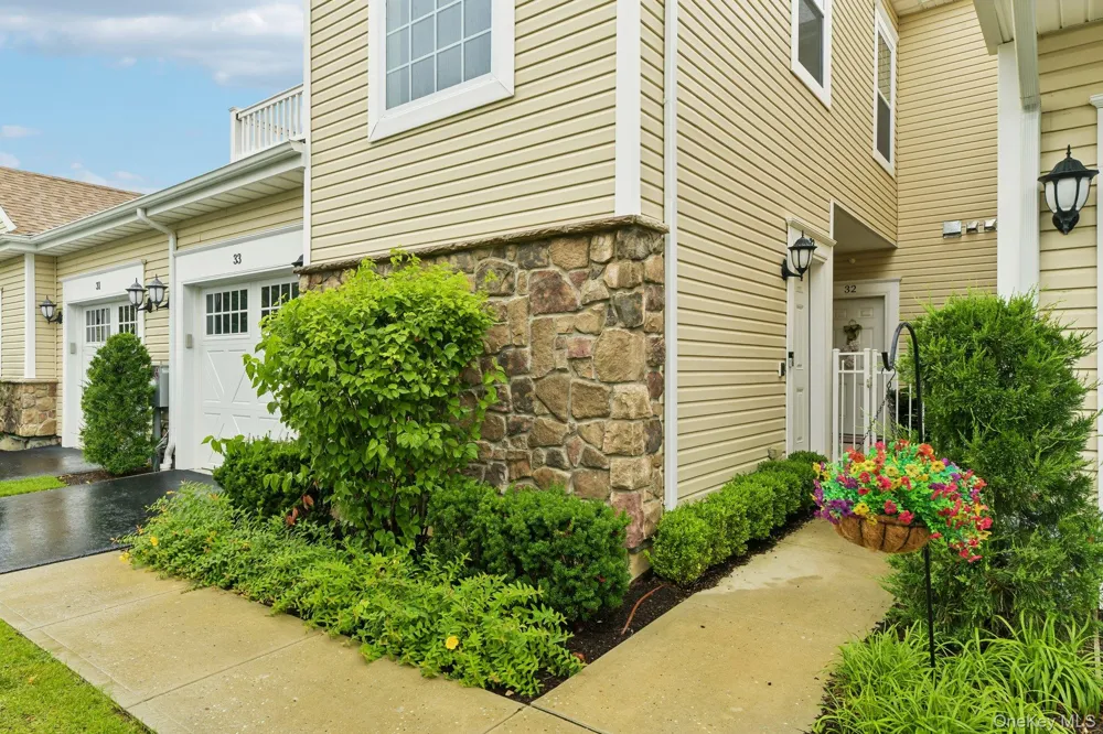 33 Greentree Court Shirley, NY 11967