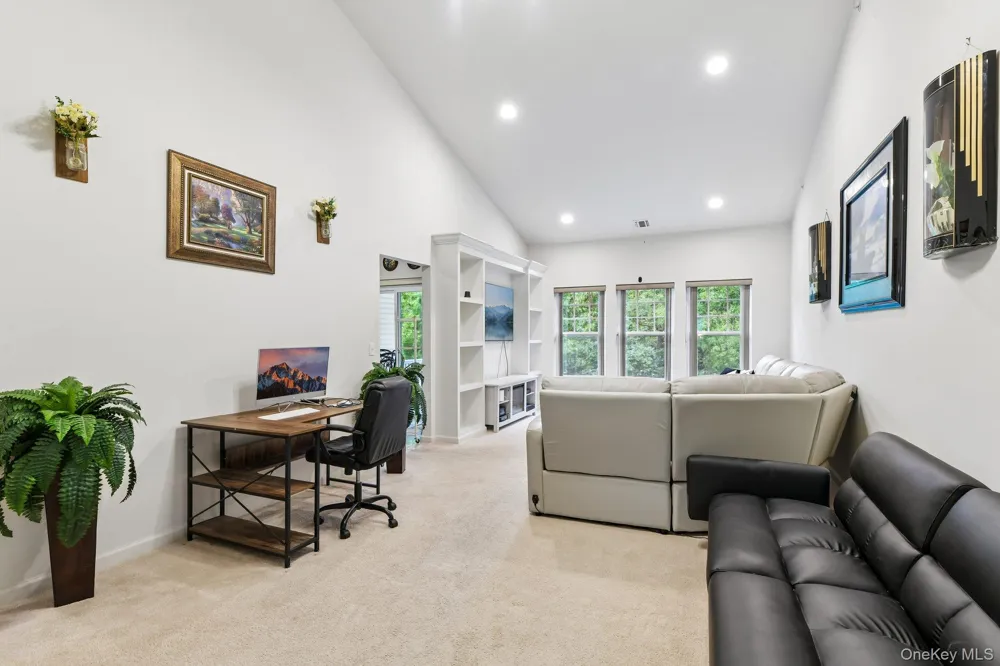 33 Greentree Court Shirley, NY 11967