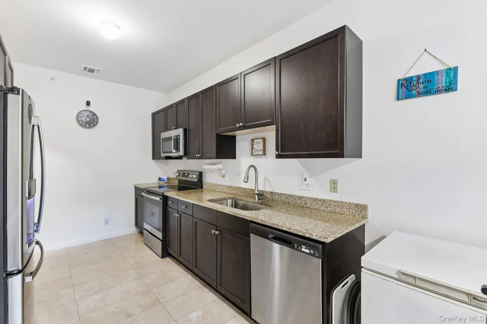 33 Greentree Court Shirley, NY 11967