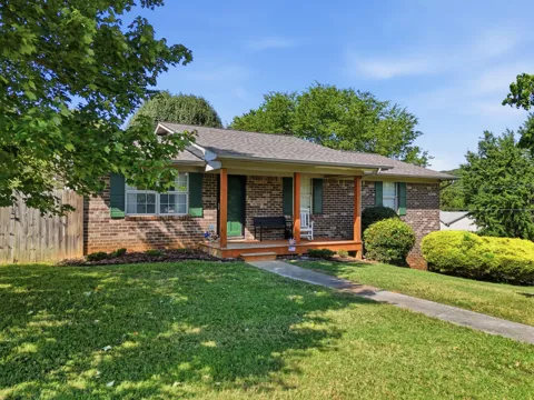 215 Mapleton Drive NW