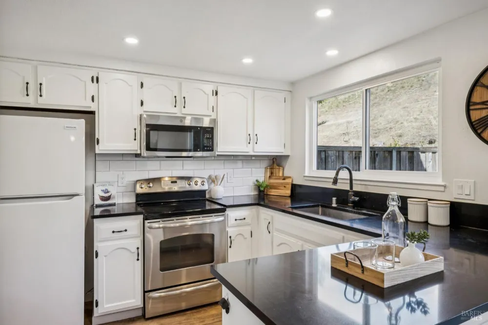 2033 Hawthorne Terrace Novato, CA 94945