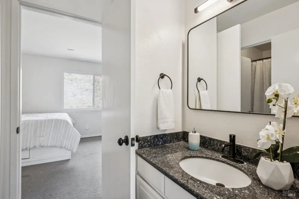 2033 Hawthorne Terrace Novato, CA 94945