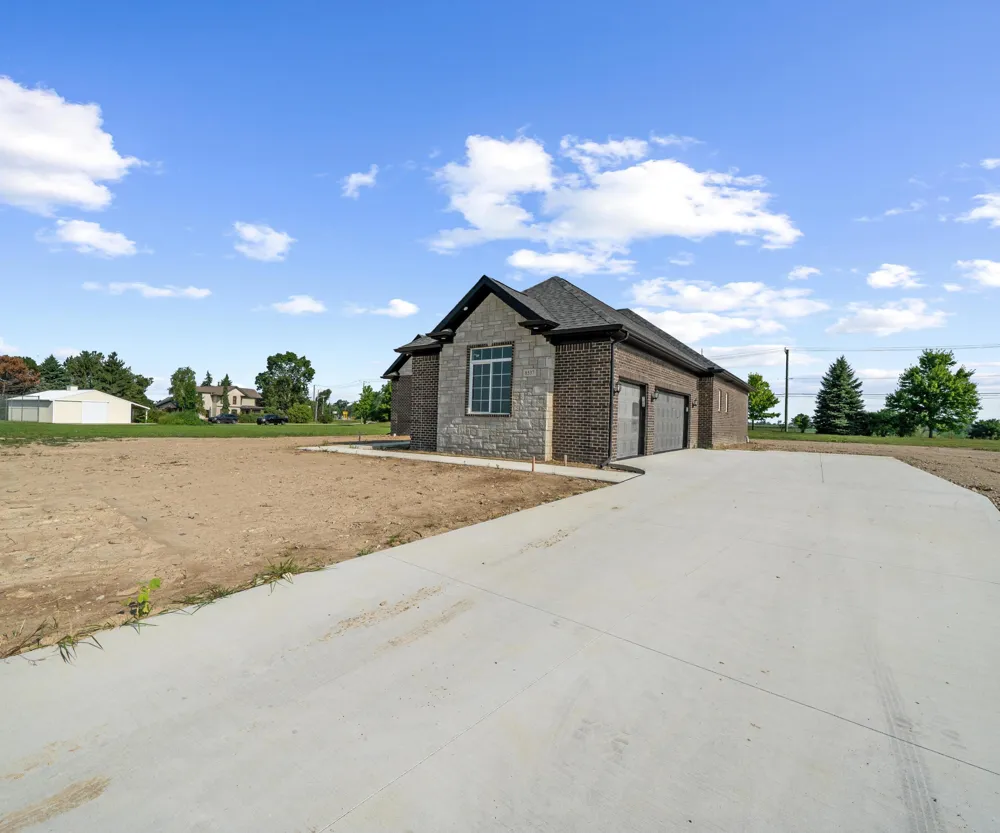8561 Cobblestone Drive Newport, MI 48166