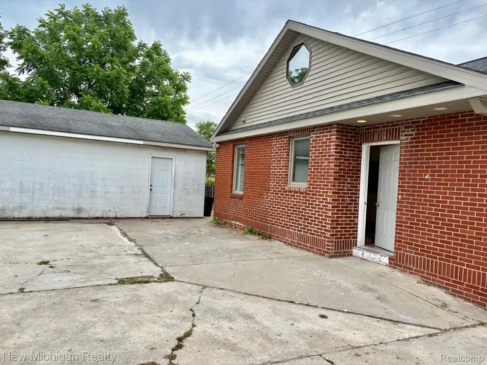4469 S Saginaw Street Burton City, MI 48529