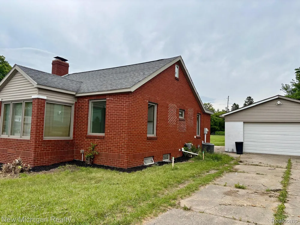 4469 S Saginaw Street Burton City, MI 48529