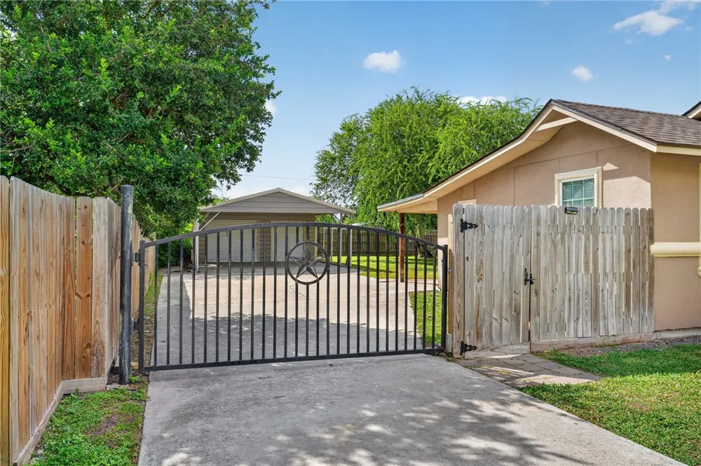 407 Fetick Avenue Taft, TX 78390