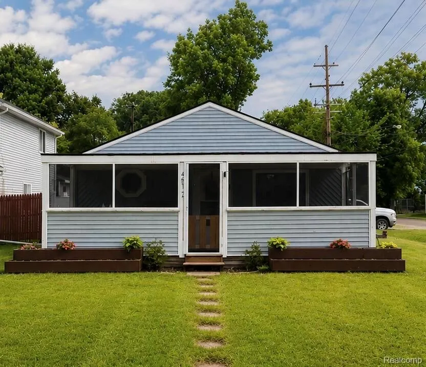 4512 Treadwell Street Wayne City, MI 48184