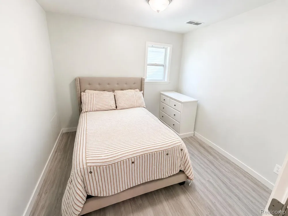 4512 Treadwell Street Wayne City, MI 48184