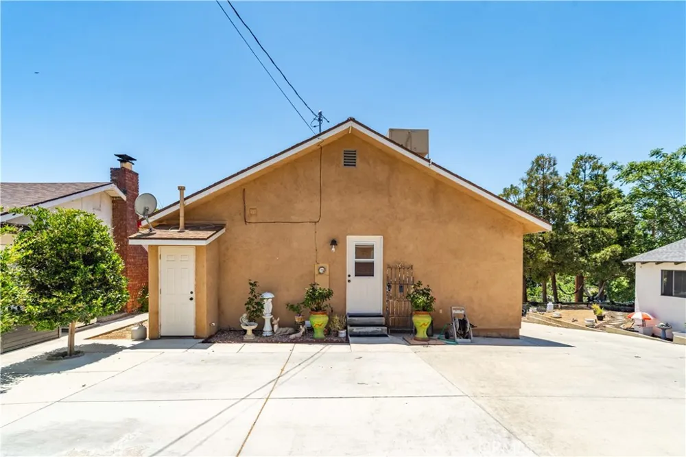 14977 Elizabeth Lake Rd Lake Elizabeth, CA 93532