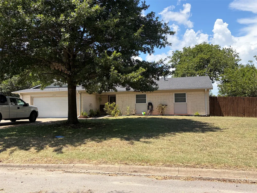 1309 Tamarisk Mexia, TX 76667