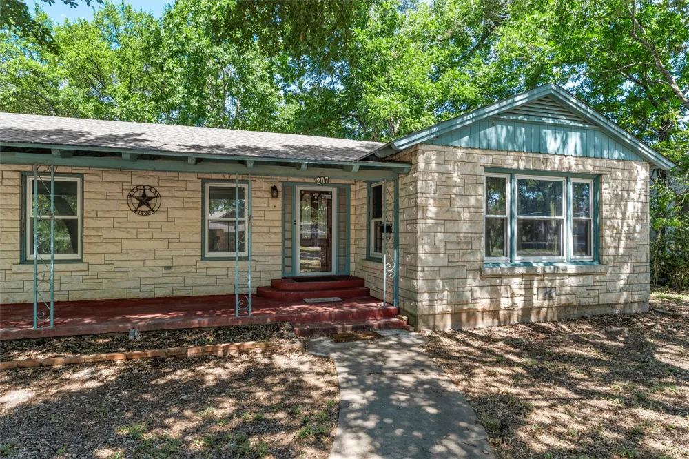 207 Marable Street West, TX 76691