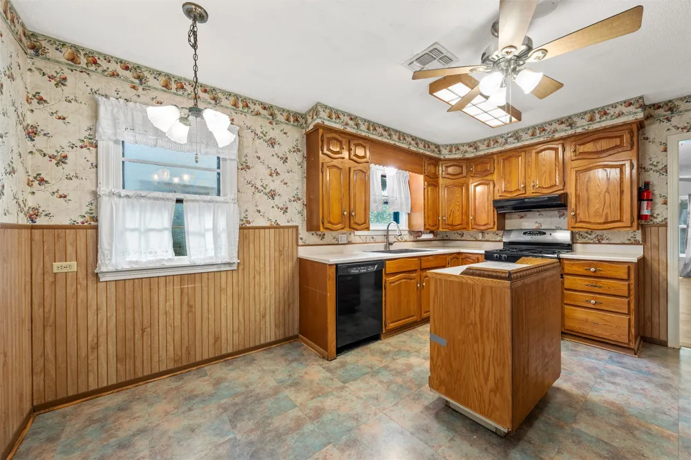 207 Marable Street West, TX 76691