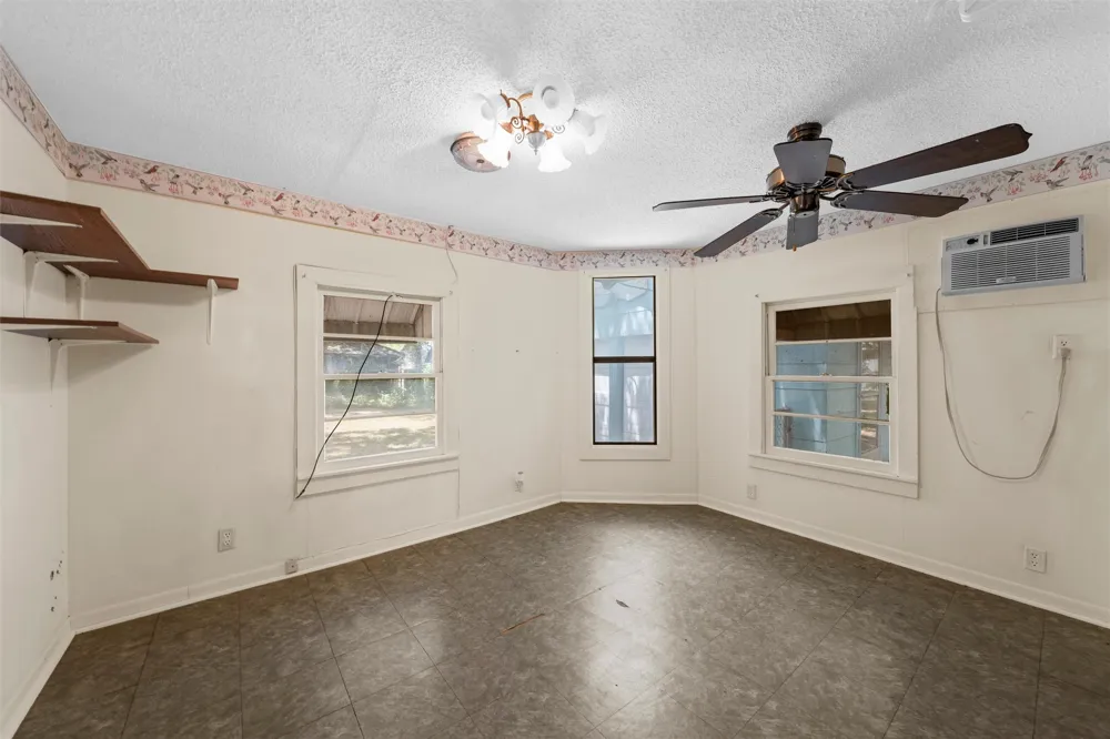 207 Marable Street West, TX 76691