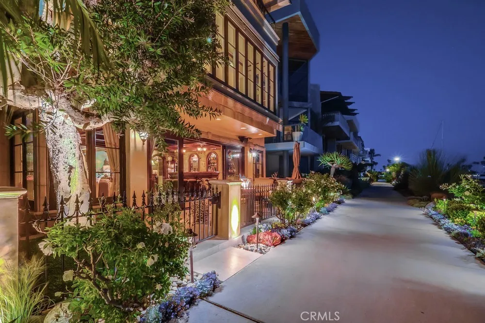 6048 Lido Long Beach, CA 90803